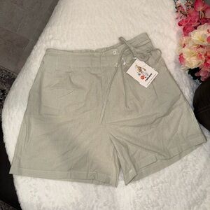 Elegant Women's Shorts in Light Beige
